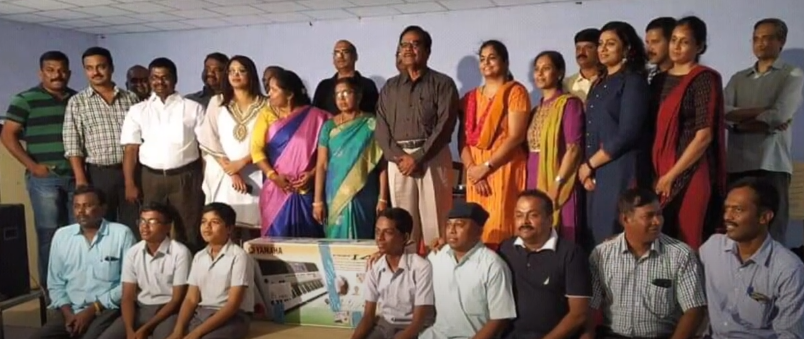 AVRmV school's alumini students with keyboard R.K.Sarathy